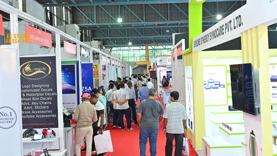Crowded Maha Expo trade aisle with business visitors
